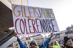 Γαλλία: Περίπου 124.000 άτομα μετείχαν στις συγκεντρώσεις με τα «Κίτρινα Γιλέκα»