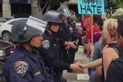 ΗΠΑ: Διαδηλωτές σφίγγουν το χέρι των αστυνομικών