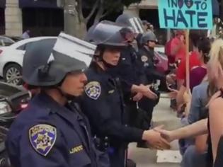 Φωτογραφία για ΗΠΑ: Διαδηλωτές σφίγγουν το χέρι των αστυνομικών