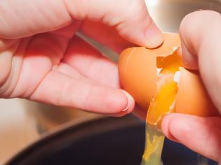 Φωτογραφία για Τσόφλια αβγού: Μήπως δεν πρέπει να τα πετάτε, αλλά πρέπει να τα φάτε;