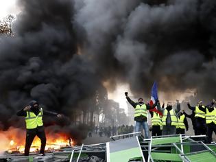 Φωτογραφία για Η γαλλική αστυνομία σπάει με κανόνι νερού τα μπλόκα των «κίτρινων γιλέκων»