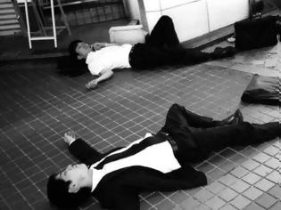 Φωτογραφία για Σοκάρουν οι εικόνες από την Ιαπωνία: Εξαντλημένοι εργαζόμενοι κοιμούνται στο δρόμο
