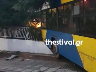 Φωτογραφία για Θεσσαλονίκη: Λεωφορείο «καρφώθηκε» σε περίφραξη σπιτιού