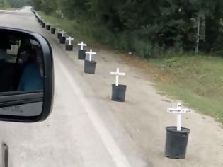 Φωτογραφία για Ποια είναι η ιστορία πίσω από τους λευκούς σταυρούς σε δρόμο του Τέξας;