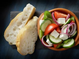 Φωτογραφία για Χωριάτικη σαλάτα με ψωμί: Πόσες θερμίδες έχει