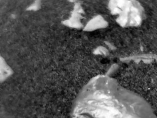Φωτογραφία για Μυστήριο στον Άρη: Τι είναι αυτό το αντικείμενο που βρήκε το ρόβερ Curiosity και λάμπει σαν χρυσός;