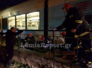Φωτογραφία για Λαμία: Τον παρέσυρε τρένο και έζησε – Η στιγμή που οι διασώστες φτάνουν στις ράγες (ΒΙΝΤΕΟ & ΕΙΚΟΝΕΣ)