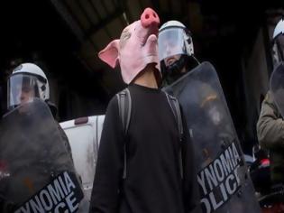 Φωτογραφία για «Εφοδος» των Vegan στη Βαρβάκειο- Mε μάσκες γουρουνιών και μαύρα ρούχα [ΦΩΤΟΓΡΑΦΙΕΣ]