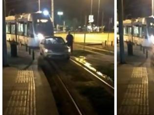 Φωτογραφία για Γλυφάδα: Παράτησε το αυτοκίνητο πάνω στις γραμμές του τραμ για να πάει στο ΑΤΜ! (VIDEO)