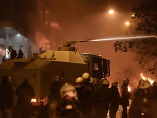 Φωτογραφία για Συγκλονιστικό βίντεο: Με «βροχή» από μολότοφ πήγαν να κάψουν την «αύρα» της Αστυνομίας!