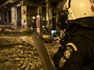 Φωτογραφία για Απίστευτη φωτογραφία από το Γαλλικό Πρακτορείο Ειδήσεων: Η selfie αστυνομικού των ΜΑΤ στα αποκαΐδια των επεισοδίων!