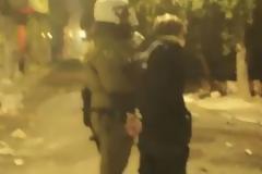 Βίντεο: Αστυνομικός χτυπά με την ασπίδα συλληφθέντα