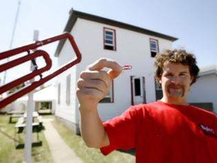 Φωτογραφία για Πώς ένας 26χρονος κατάφερε να ανταλλάξει έναν συνδετήρα με ένα... σπίτι!