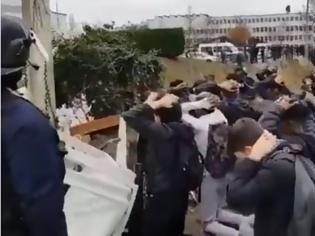 Φωτογραφία για Η αστυνομία έβαλε 12χρονα παιδιά να γονατίσουν σαν αιχμάλωτοι πολέμου – Σάλος στη Γαλλία (Video)
