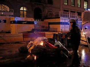 Φωτογραφία για Παρίσι: Αστυνομικός πυροβόλησε με πλαστική σφαίρα φωτορεπόρτερ