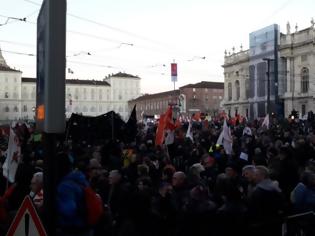 Φωτογραφία για Ιταλία: Xιλιάδες διαδηλωτές στο Τορίνο κατά της σιδηροδρομικής σύνδεσης με τη Λιόν