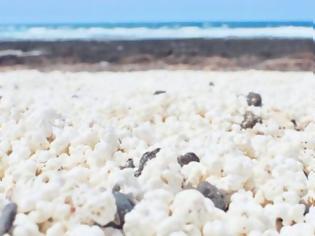 Φωτογραφία για Μια παραλία με βότσαλα σε σχήμα… ποπ κορν - ΦΩΤΟ