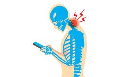 «Text neck»: Τι είναι και με ποια συμπτώματα εκδηλώνεται; Πώς θα το αντιμετωπίσετε;