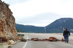Πτώση βράχων στον δρόμο από ΜΥΤΙΚΑ προς ΠΑΛΑΙΡΟ | ΦΩΤΟ