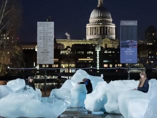 Φωτογραφία για «Ice Watch»: Πάγοι απ' τη Γροιλανδία λιώνουν στο Λονδίνο