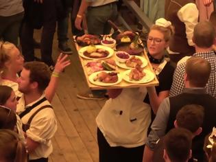 Φωτογραφία για DW: Έλλειμμα σερβιτόρων και μαγείρων στη Γερμανία