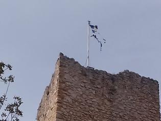 Φωτογραφία για Η Ελληνική σημαία κυματίζει σκισμένη στο ΚΑΣΤΡΟ ΤΗΣ ΒΟΝΙΤΣΑΣ | ΦΩΤΟ