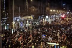 «Βράζει» η Ουγγαρία: Χιλιάδες πολίτες κατά του εργατικού νόμου που θεσπίζει ο Ορμπάν