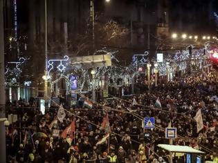Φωτογραφία για «Βράζει» η Ουγγαρία: Χιλιάδες πολίτες κατά του εργατικού νόμου που θεσπίζει ο Ορμπάν