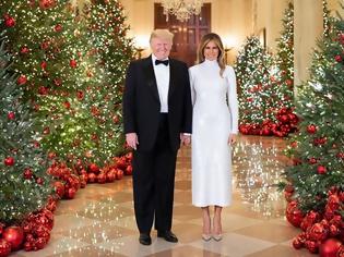 Φωτογραφία για Με αστραφτερά χαμόγελα Ντόναλντ και Μελάνια Τραμπ για τη χριστουγεννιάτικη φωτογραφία στον Λευκό Οίκο