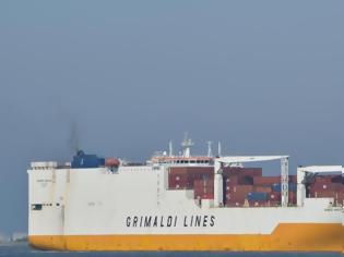 Φωτογραφία για Τέσσερις λαθρεπιβάτες απειλούν το πλήρωμα φορτηγού πλοίου στις εκβολές του Τάμεση