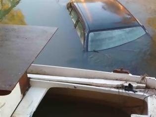 Φωτογραφία για Νέα Κίος: Αυτοκίνητο “πέταξε” πάνω από τις βάρκες και έπεσε στο ποτάμι