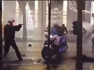 Φωτογραφία για Σοκ στη Γαλλία: Αστυνομικός έβγαλε όπλο εναντίον διαδηλωτών (BINTEO)