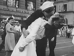 Φωτογραφία για Η ιστορία πίσω από το πιο διάσημο φιλί του πολέμου!