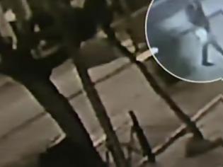 Φωτογραφία για Βίντεο-σοκ: Η στιγμή που ο 20χρονος μοτοσικλετιστής στο Αιγάλεω παρασύρει πεζό και σκοτώνεται