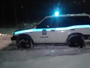 Φωτογραφία για Αστυνομικοί έσωσαν χειριστή εκχιονιστικού που είχε λιποθυμήσει την ώρα της χιονοθύελλας