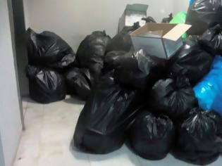 Φωτογραφία για Καταγγελία αστυνομικού: Πάλι ζούμε μέσα στα σκουπίδια