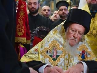 Φωτογραφία για Ο Οικουμενικός Πατριάρχης υπέγραψε την αυτοκεφαλία στην εκκλησία της Ουκρανίας