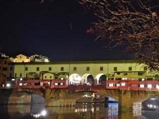Φωτογραφία για Φλωρεντία: Δεκάχρονη Ελληνίδα συνελήφθη γιατί έγραψε με μαρκαδόρο το όνομά της στην Ponte Vecchio