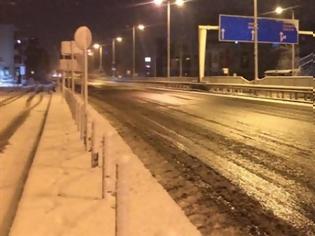 Φωτογραφία για Κλειστοί δρόμοι στην Αττική λόγω χιονιά - Πώς κινούνται τα ΜΜΜ