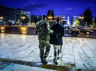 Φωτογραφία για Με τζιπ η αλλαγή φρουράς στον Άγνωστο Στρατιώτη – Συγκινητικές εικόνες