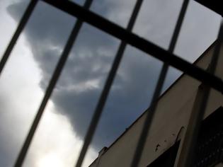 Φωτογραφία για Φυλακές Κασσάνδρας: Κρατούμενος απείλησε σωφρονιστικό με ξυράφι - Χτύπησε με τσάπα τον αρχιφύλακα