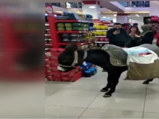 Φωτογραφία για Πάνε με γαϊδούρια και καρότσια στα σούπερ μάρκετ για να μην πληρώσουν για τις πλαστικές σακούλες