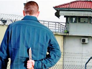Φωτογραφία για Άγριο επεισόδιο με ομηρία στις φυλακές Κασσάνδρας - Αλλοδαπός κρατούμενος με ξυράφι και τσάπα τραυμάτισε δύο σωφρονιστικούς υπαλλήλους