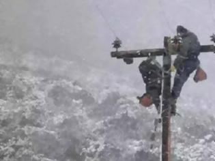 Φωτογραφία για Εναερίτες του ΔΕΔΔΗΕ: Σκληρές προσπάθειες μέσα σε χιονοθύελλα