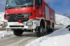 Γρεβενά: Οι πυροσβέστες απεγκλώβισαν από τα χιόνια ένα προσφυγόπουλο μόλις 3 ημερών