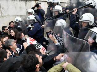 Φωτογραφία για Το υπ. Παιδείας καταδικάζει την επίθεση αστυνομικών εναντίον εκπαιδευτικών