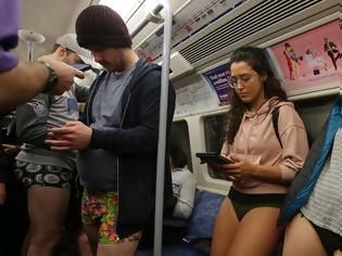 Φωτογραφία για Οι επιβάτες του μετρό βγήκαν με τα εσώρουχά τους σε δεκάδες πόλεις