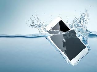 Φωτογραφία για Το μαγικό για να σώσετε το κινητό σας αν πέσει στο νερό