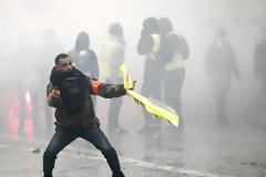 «Κίτρινα γιλέκα» στη Γαλλία: Άγριες συγκρούσεις και επεισόδια στο Παρίσι