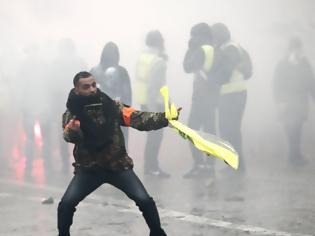 Φωτογραφία για «Κίτρινα γιλέκα» στη Γαλλία: Άγριες συγκρούσεις και επεισόδια στο Παρίσι